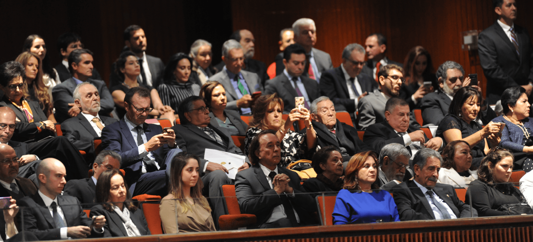 Asientos de la galería pública en el Salón de Sesiones